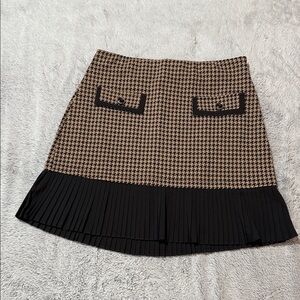 Elegant Houndstooth Skirt with Pleated Hem